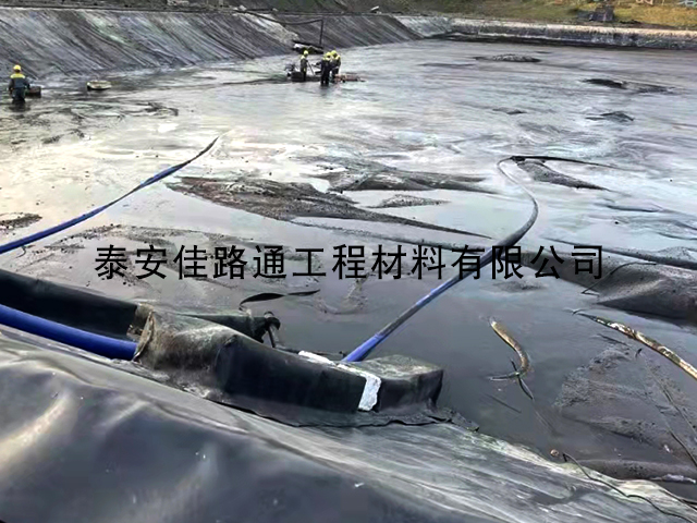 魚塘鋪設(shè)防滲土工膜時滲水該怎么辦？