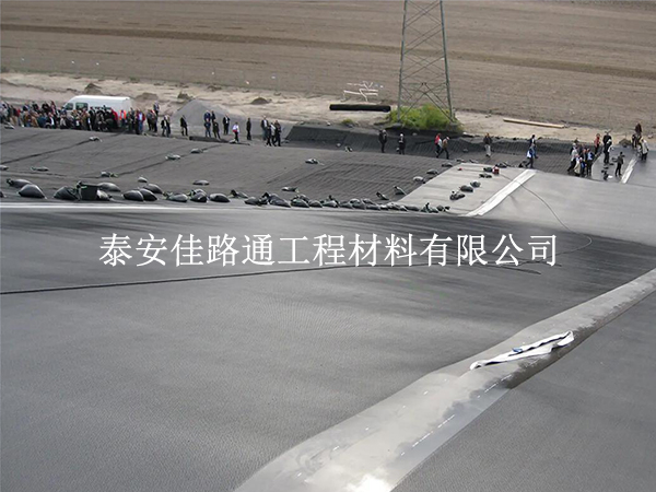 污水處理防滲膜裁剪不浪費(fèi)還防漏？5 個(gè)關(guān)鍵技巧